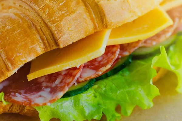 Croissant-Sandwich mit Käse und Schinken — Stockfoto