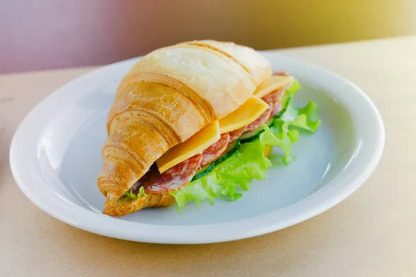 Croissant sandwich met kaas anf ham — Stockfoto
