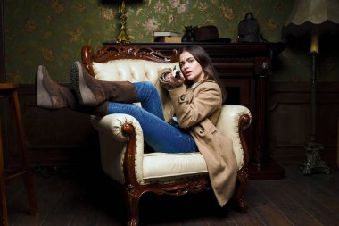 kadın holding eski silah