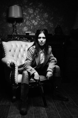 kadın holding eski silah