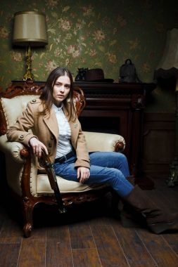 kadın holding eski silah