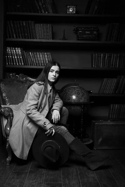 Žena sedí v vintage křeslo — Stock fotografie