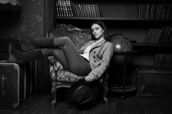 Wanita duduk di kursi lengan vintage — Stok Foto