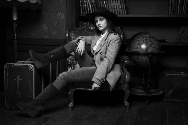 Kvinna sitter i vintage fåtölj — Stockfoto