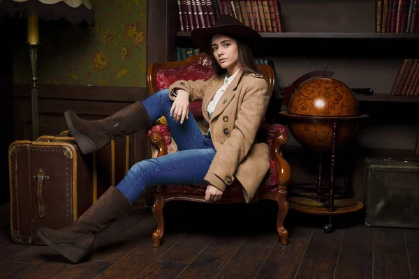 Mujer sentada en sillón vintage — Foto de Stock