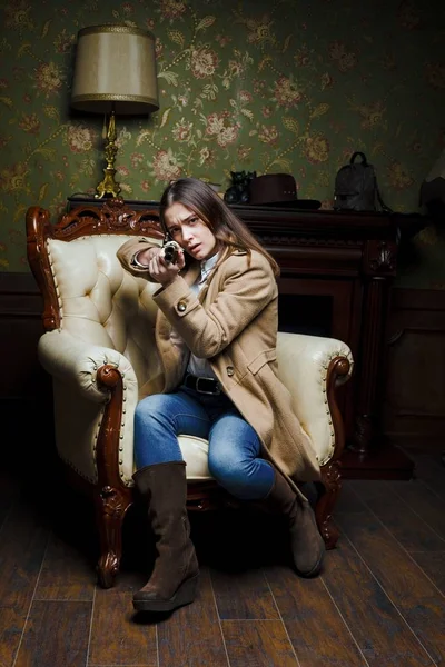 Жінка тримає старий пістолет — стокове фото