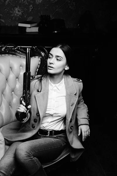 Kadın holding eski silah — Stok fotoğraf