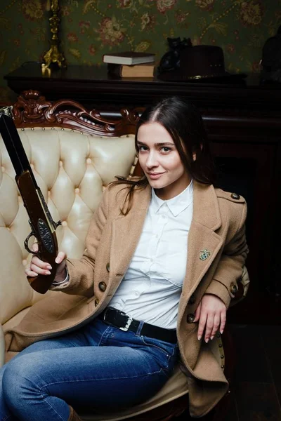 Woman holding old gun — Stock Photo, Image