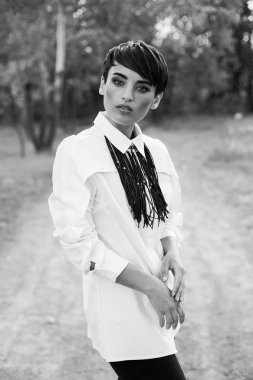 kısa saçlı güzel kadın