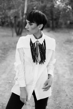 kısa saçlı güzel kadın