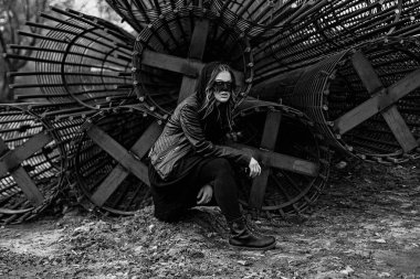 koyu makyajlı genç kadın