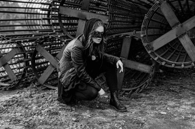 koyu makyajlı genç kadın