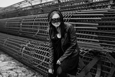 koyu makyajlı genç kadın