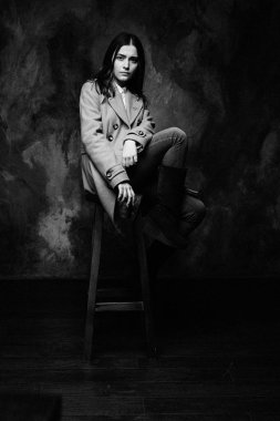 genç kadın holding soda 