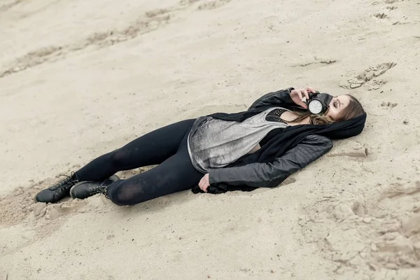 Jovem mulher vestindo respirador — Fotografia de Stock