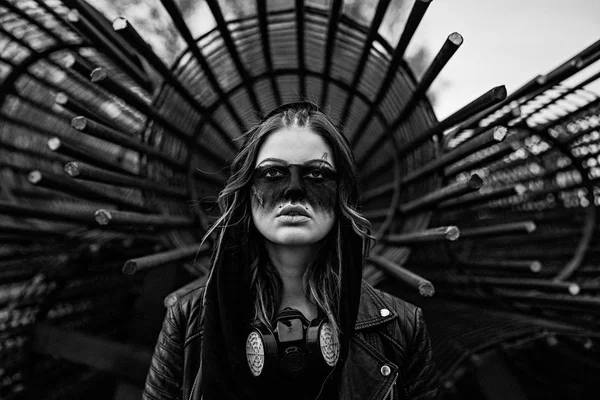 若い女性の身に着けているマスク — ストック写真