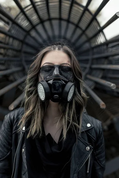 若い女性の身に着けているマスク — ストック写真