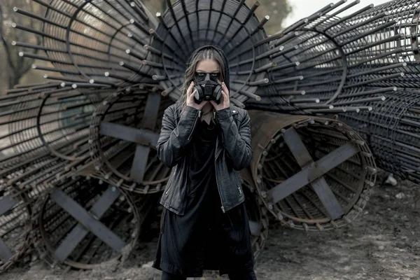 Jovem mulher vestindo respirador — Fotografia de Stock