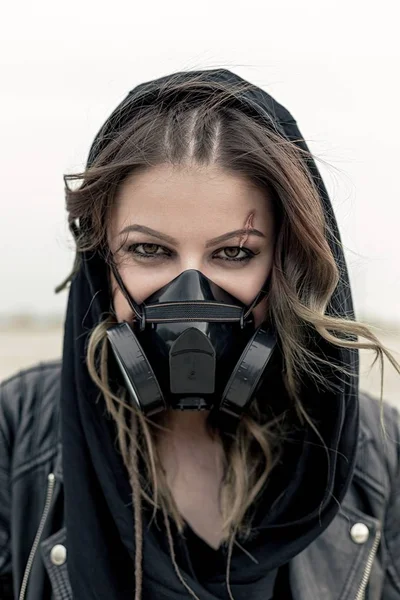 Young woman wearing respirator — Stock Photo, Image