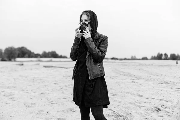 Jonge vrouw dragen gasmasker — Stockfoto