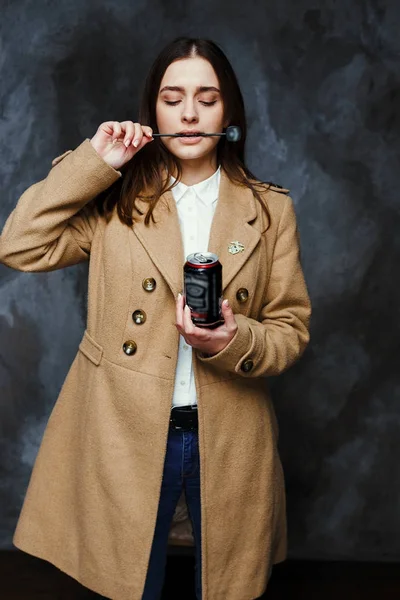 Young woman holding soda — Stock Photo, Image