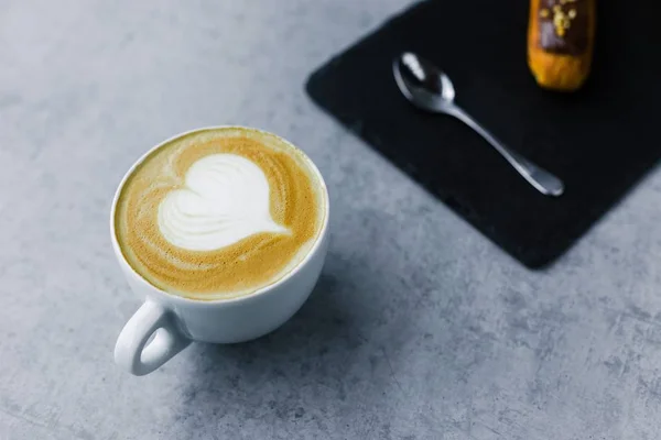 Coupe de cappuccino et éclair — Photo