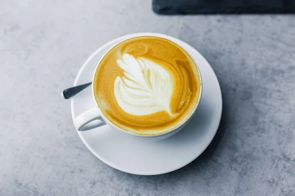 Coupe de cappuccino chaud — Photo