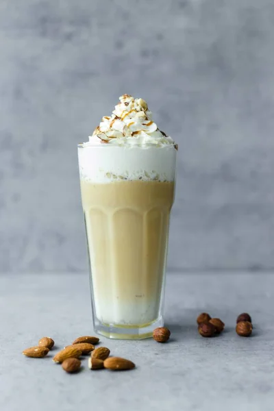 Latte café macchiato com nozes — Fotografia de Stock