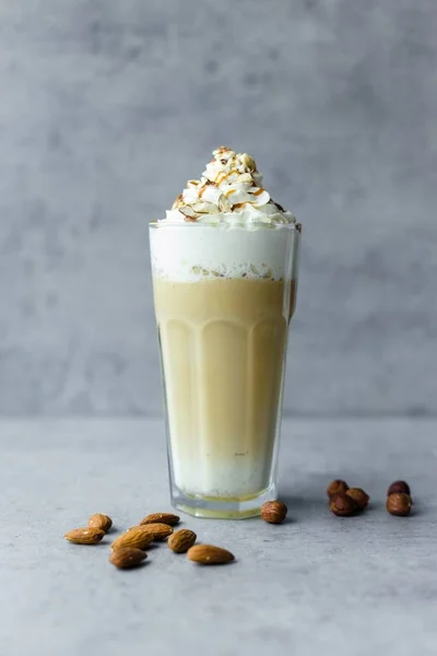 Latte macchiato kafe s ořechy — Stock fotografie