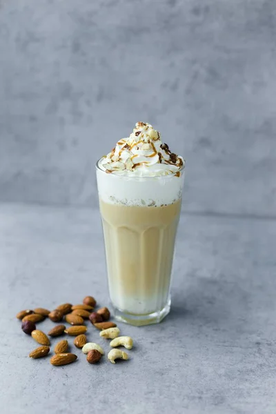 Café latte macchiato con nueces — Foto de Stock