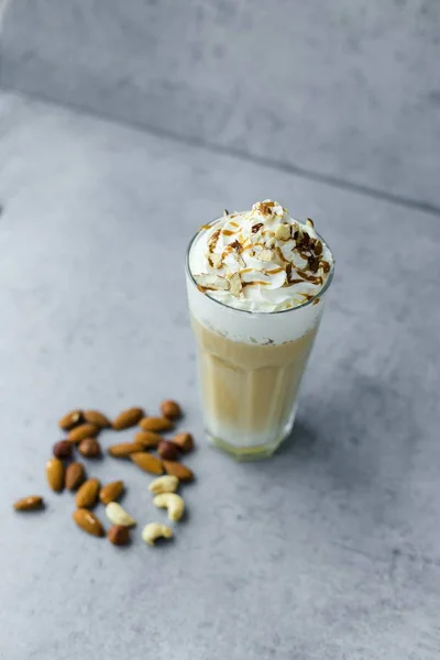 Café latte macchiato con nueces — Foto de Stock