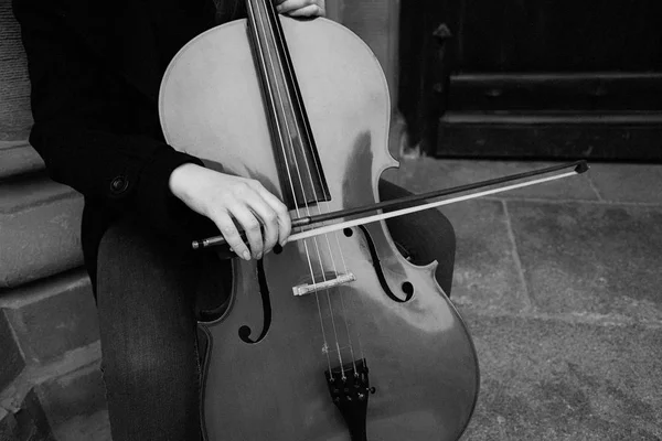 Schwarz Weiße Teilaufnahme Einer Jungen Frau Die Cello Spielt — Stockfoto