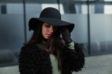 Şık şapka poz içinde muhteşem genç esmer kadın