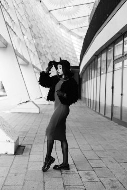 Şık şapka poz içinde muhteşem genç esmer kadın