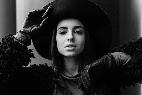 Πανέμορφη Μελαχρινή Νεαρή Γυναίκα Της Μόδας Καπέλο Ποζάρουν — Φωτογραφία Αρχείου