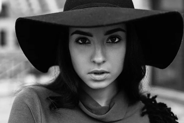 Splendida Giovane Donna Bruna Posa Cappello Alla Moda — Foto Stock