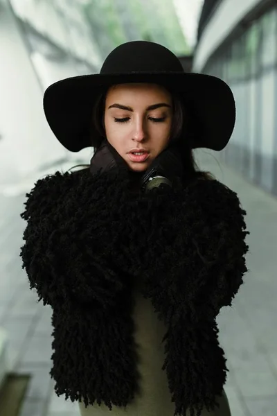 Gorgeous Young Brunette Woman Fashionable Hat Posing — Stock Photo, Image