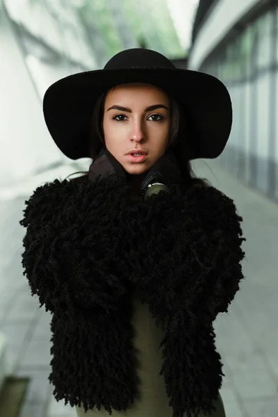 Magnifique Jeune Femme Brune Chapeau Mode Posant — Photo