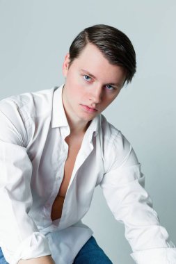 yakışıklı genç adam poz stüdyo çekim 