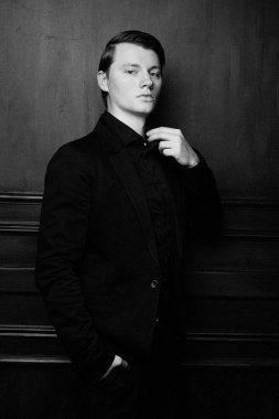 yakışıklı genç adam poz stüdyo çekim 