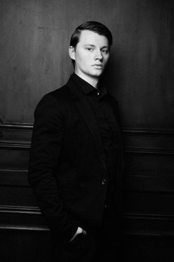 yakışıklı genç adam poz stüdyo çekim 