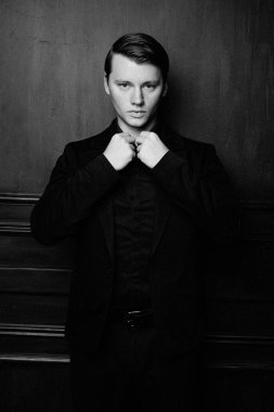 yakışıklı genç adam poz stüdyo çekim 