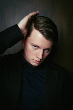 yakışıklı genç adam poz stüdyo çekim 