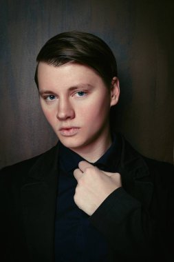 yakışıklı genç adam poz stüdyo çekim 