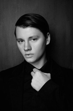 yakışıklı genç adam poz stüdyo çekim 