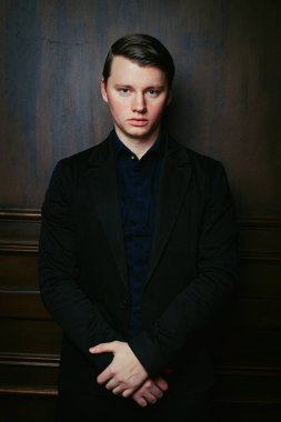 yakışıklı genç adam poz stüdyo çekim 