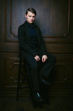 yakışıklı genç adam poz stüdyo çekim 