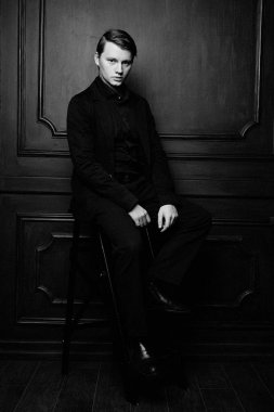 yakışıklı genç adam poz stüdyo çekim 