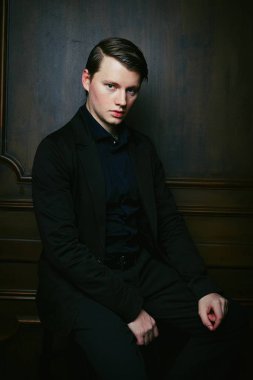 yakışıklı genç adam poz stüdyo çekim 