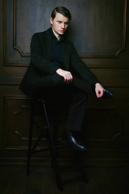 yakışıklı genç adam poz stüdyo çekim 